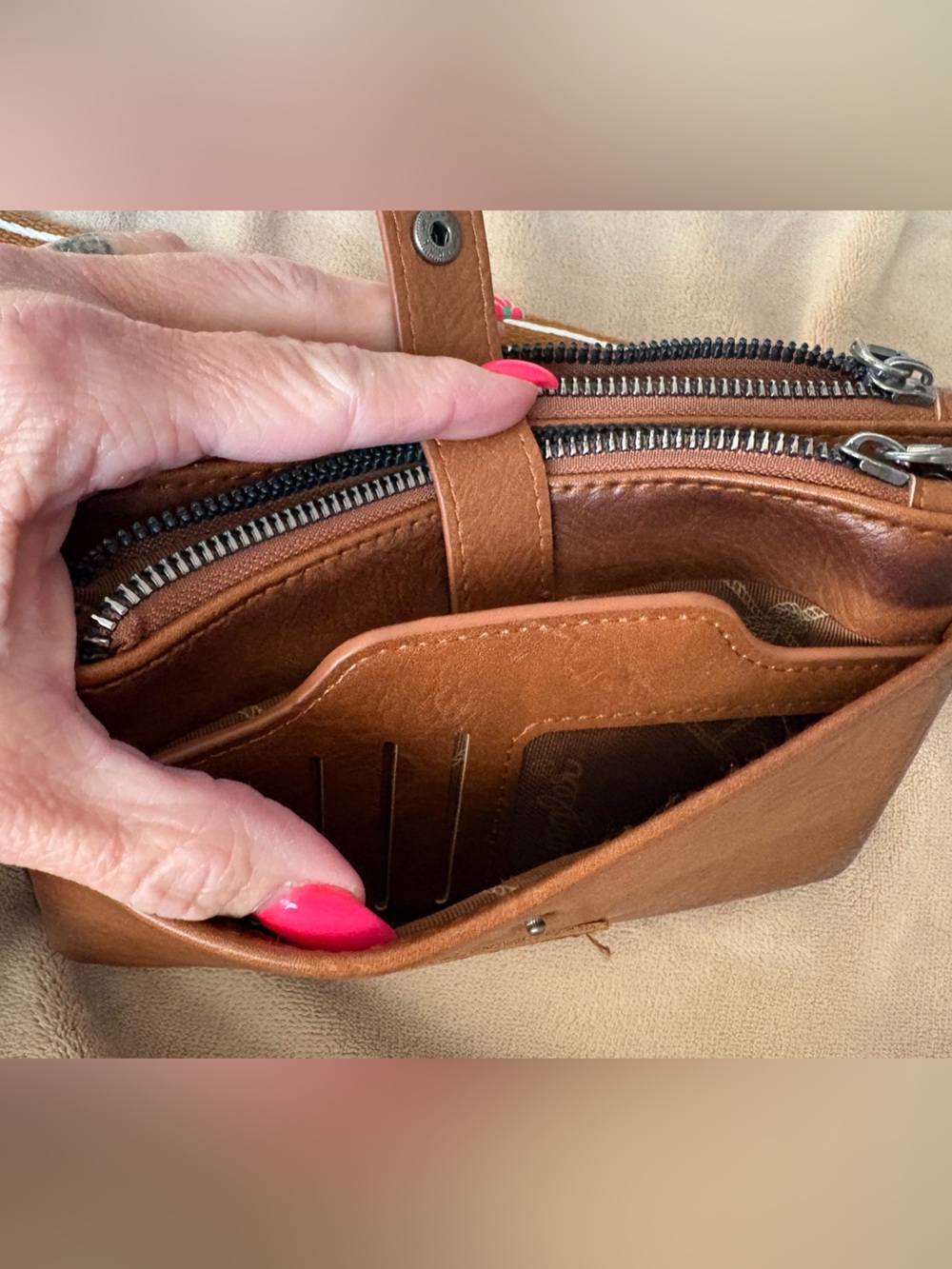 Wrangler Chestnut Brown Crossbody with Branded Strap - Picture 3 of 7